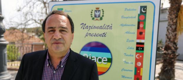 Lucano: 'A Riace sorgerà un nuovo Sprar, autogestito e indipendente'. Lucano: 'A Riace sorgerà un nuovo Sprar, autogestito e indipendente'.