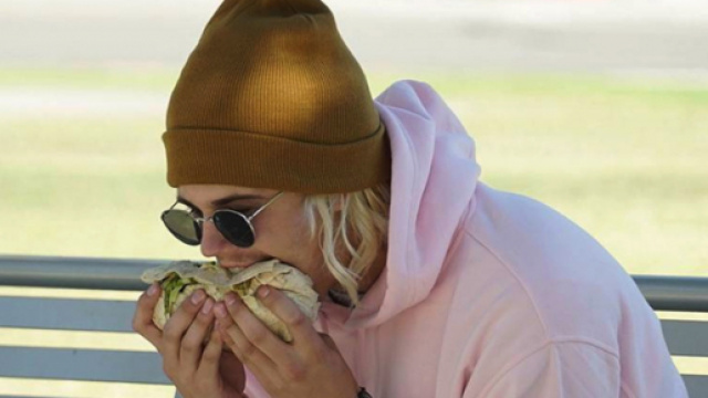 Justin Bieber mange son burrito par le milieu plutôt que par le bout