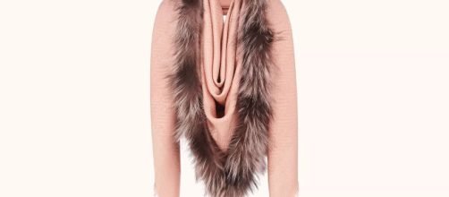 Fendi, lo scialle da 790 euro che sembra una vagina (FOTO) Foto The Guardian.