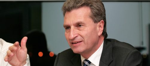 Guenther Oettinger: 'L'UE boccerà la manovra italia', poi in un tweet sdrammatizza i toni