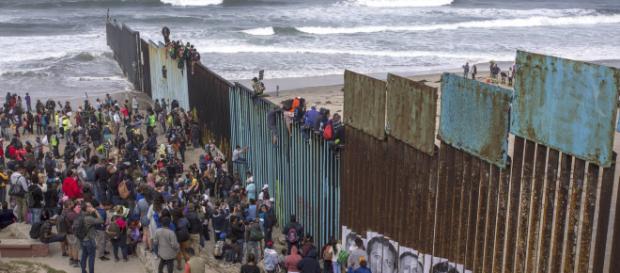 Caravana de inmigrantes centroamericanos quiere ingresar a EEUU. - noticierostcs.com Caravana de inmigrantes centroamericanos quiere ingresar a EEUU. - noticierostcs.com