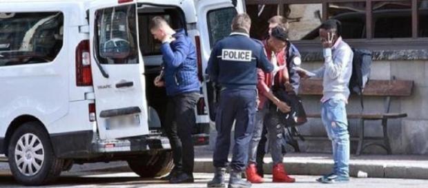 Francia, gendarmeria scarica migranti in Italia Francia, gendarmeria scarica migranti in Italia