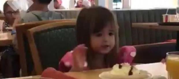 Garotinha de apenas dois anos bomba na web ao recusar café oferecido em restaurante da Disney. (foto reprodução). Garotinha de apenas dois anos bomba na web ao recusar café oferecido em restaurante da Disney. (foto reprodução).