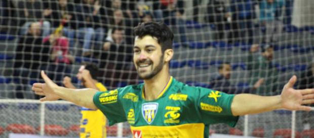 Jogador caiu sozinho após tentar dominar uma bola Jogador caiu sozinho após tentar dominar uma bola