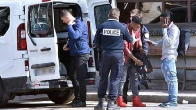 Francia, gendarmeria scarica migranti in Italia