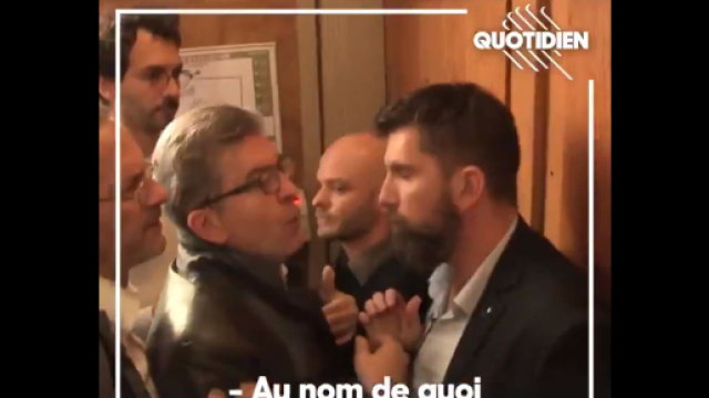Jean-Luc Mélenchon a apostrophé un procureur et un policier durant la perquisition du siège de son parti.
