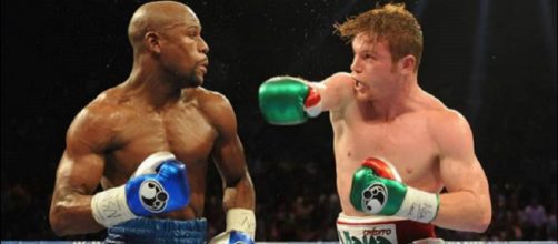 Floyd Mayweather e Canelo Alvarez sul ring della Grand Garden Arena di Las Vegas, il 14 settembre del 2013