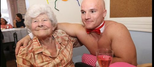 UK, anziane servite da muscolosi spogliarellisti - Foto DailyMail