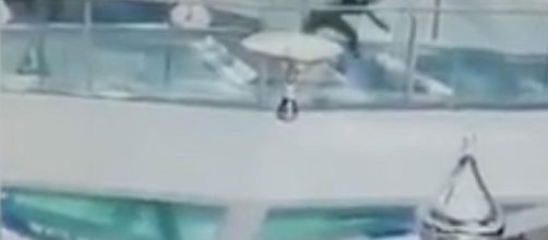 Una donna in un centro commerciale cinese è inciampata andando a cadere in una vasca piena di squali.