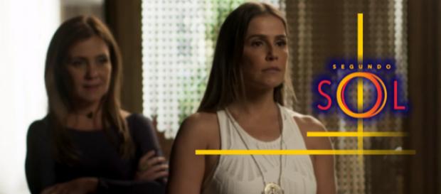 Karola não se anima nem com a ajudinha de Laureta. (foto reprodução). Karola não se anima nem com a ajudinha de Laureta. (foto reprodução).