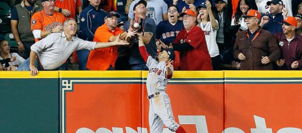 Mookie Betts metió el colmillo para robar a Houston un HR legal. MLB.com. Mookie Betts metió el colmillo para robar a Houston un HR legal. MLB.com.