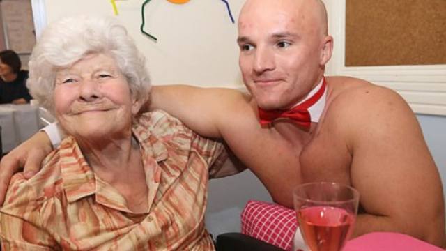 UK, anziane servite da muscolosi spogliarellisti - Foto DailyMail