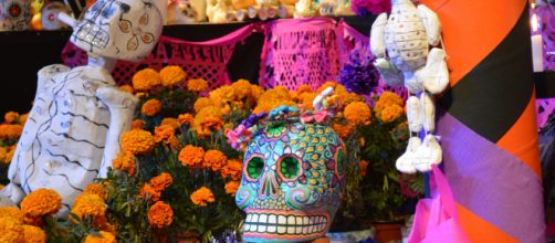 Dia de los Muertos decorations bring color to Halloween. [image source: Paolaricaurte/Wikipedia Creative Commons]