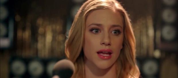 Betty's speech in 1x13 via Elisabetta B./YouTube Screencap Betty's speech in 1x13 via Elisabetta B./YouTube Screencap