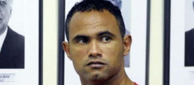 Ex-goleiro do Flamengo é flagrado em farra fora do presídio Ex-goleiro do Flamengo é flagrado em farra fora do presídio