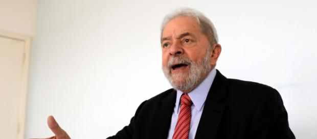 Lula não se conforma com Haddad de tirar o vermelho da campanha do PT Lula não se conforma com Haddad de tirar o vermelho da campanha do PT
