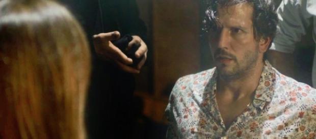 Remy leva tiro, vai preso e salva Luzia. (foto reprodução) Remy leva tiro, vai preso e salva Luzia. (foto reprodução)