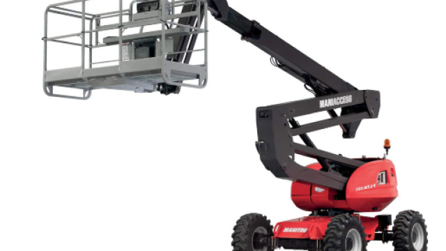 Lecce, due operai cadono da un gru elevatrice: non sono gravi