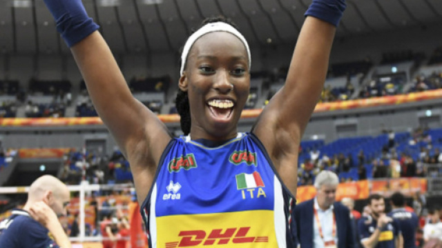 Paola Egonu esulta per la vittoria delle azzurre ai Mondiali
