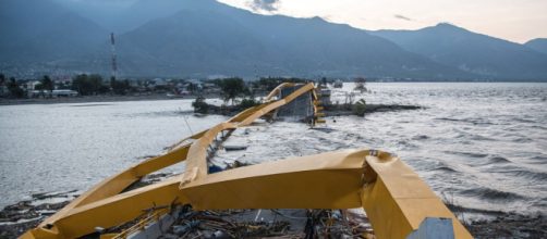 Il ponte di Palu distrutto dal terremoto e dallo tsunami di Sulawesi