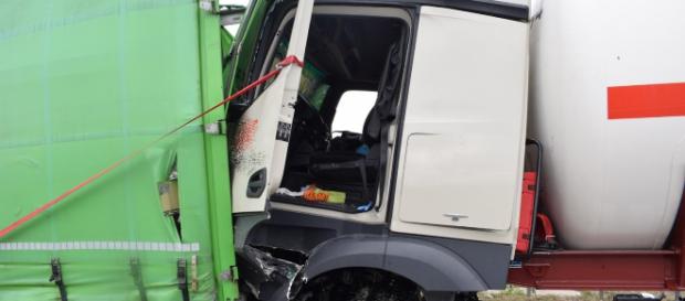Der Lastwagenfahrer wurde eingeklemmt und musste durch die Feuerwehr befreit werden. Foto: Rhein-Neckar-Aktuell Der Lastwagenfahrer wurde eingeklemmt und musste durch die Feuerwehr befreit werden. Foto: Rhein-Neckar-Aktuell