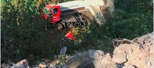 Camion del Corriere Bartolini vola giù dal ponte, morto l'autista: aveva sterzato per evitare un'auto - Il Mattino Camion del Corriere Bartolini vola giù dal ponte, morto l'autista: aveva sterzato per evitare un'auto - Il Mattino