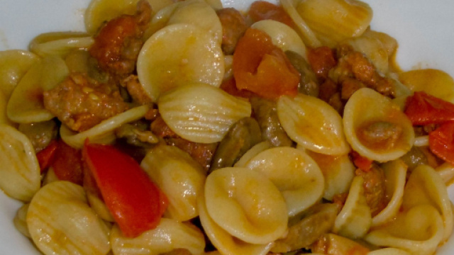Orecchiette funghi, salsiccia e pomodorini