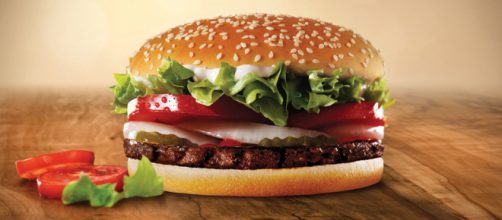 Burger King: in occasione di Halloween lancerà un hamburger che dovrebbe garantire incubi a chi lo mangerà.