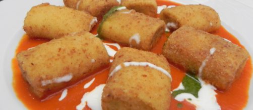 Paccheri fritti ripieni con salsa di pomodoro e ricotta