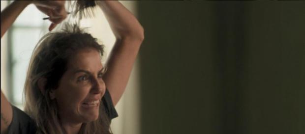 Karola corta as madeixas e assume nova fase na novela. (foto reprodução). Karola corta as madeixas e assume nova fase na novela. (foto reprodução).