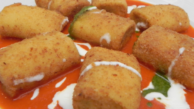 Paccheri fritti ripieni con salsa di pomodoro e ricotta