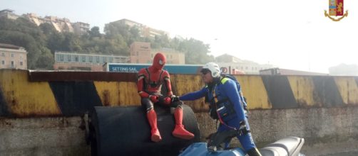 Ancona, 'Spiderman' depresso su una banchina del porto: 'Ho finito la ragnatela'