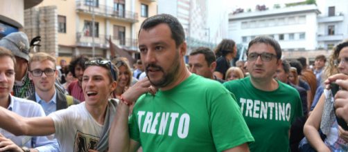 Matteo Salvini esulta dopo la vittoria della Lega a Trento e a Bolzano