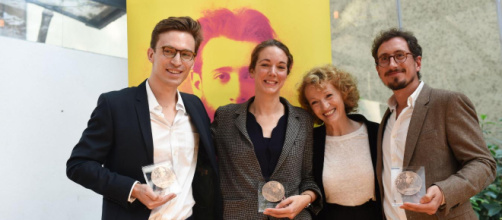 Les journalistes récompensés Jean-Baptiste Malet, Elise Vincent, et Christophe Barreyre posent avec Annick Cojean, présidente du jury (à droite)