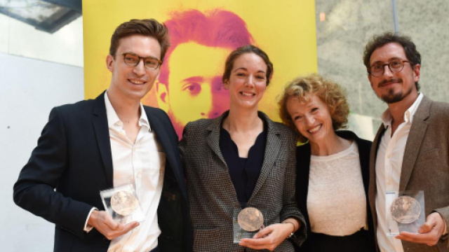 Les journalistes récompensés Jean-Baptiste Malet, Elise Vincent, et Christophe Barreyre posent avec Annick Cojean, présidente du jury (à droite)