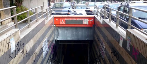 Crolla la scala mobile della metro di Roma