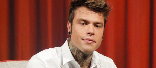 Gossip, lancio di cibo al party di compleanno di Fedez: il rapper si scusa in lacrime.