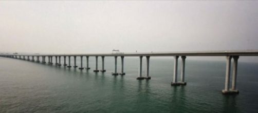 Inaugurato il ponte più lungo del mondo: lungo 55 chilometri, collega Hong Kong a Macao.