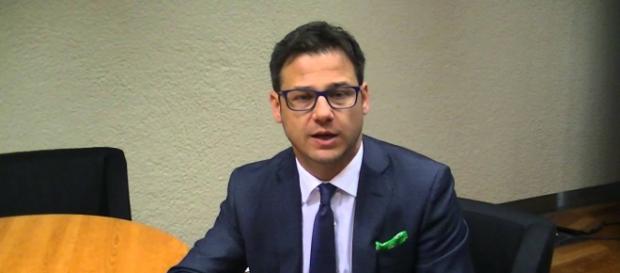 Angelo Ciocca come Kruscev: scarpa sul tavolo contro Moscovici Angelo Ciocca come Kruscev: scarpa sul tavolo contro Moscovici