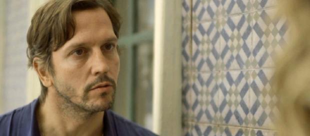 Chocado com os modos da mãe de Laureta, Remy desconfia de ambas. (Reprodução/TV Globo) Chocado com os modos da mãe de Laureta, Remy desconfia de ambas. (Reprodução/TV Globo)