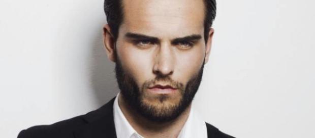 Nicolas Lozina a été arrêté par la douane à l'aéroport. Nicolas Lozina a été arrêté par la douane à l'aéroport.