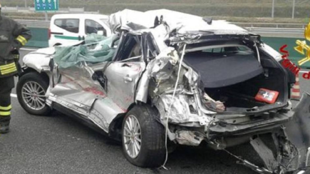 Auto si schianta contro un camion sulla A4 - IlGiorno.it
