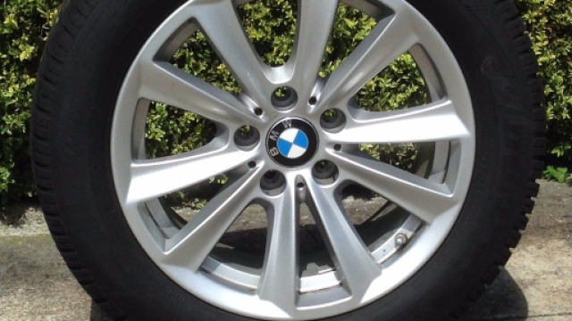 Un cerchione di una ruota Bmw.