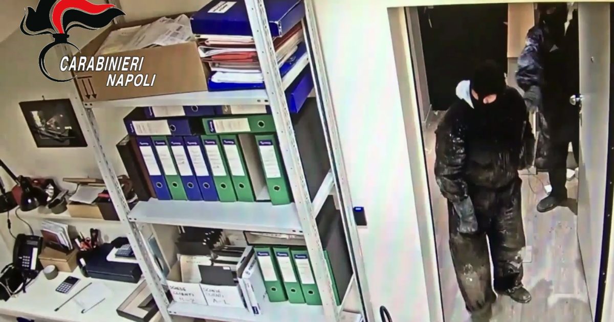 Napoli, Furti In Banche E Gioiellerie: Resi Pubblici I Video Della ...