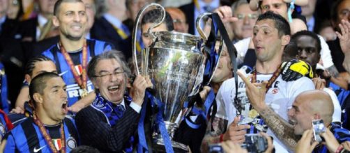 Massimo Moratti solleva la Champions League vinta dall'Inter nel 2010