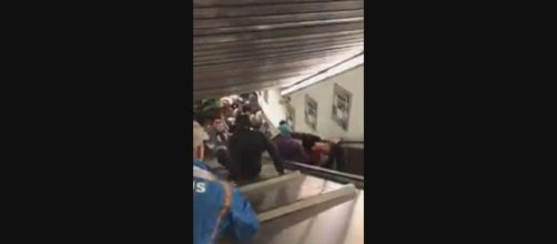 Panico in metro a Roma, cede scala mobile: ripreso il momento dell'incidente, travolto un gruppo di tifosi russi