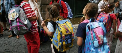 Scuola, in Francia i bimbi ci andranno prima: obbligo a partire ... - fanpage.it