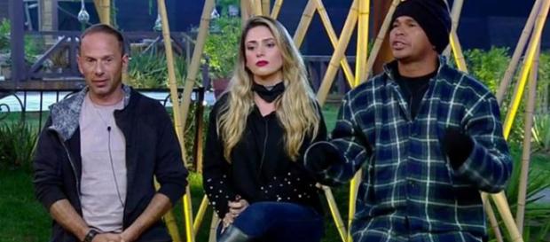 Aloísio e Nadja estão na roça e um deles será eliminado Aloísio e Nadja estão na roça e um deles será eliminado