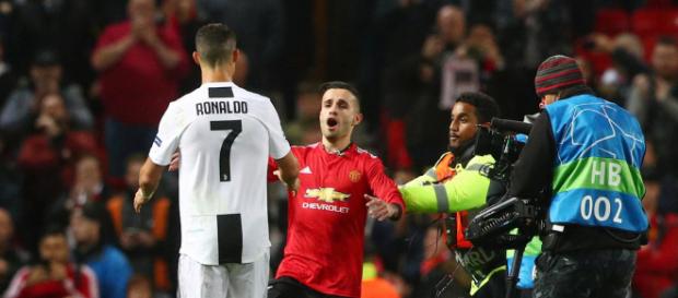 Cristiano Ronaldo has a go at pitch-invading fan and then takes a ... - 10ztalk.com Cristiano Ronaldo has a go at pitch-invading fan and then takes a ... - 10ztalk.com
