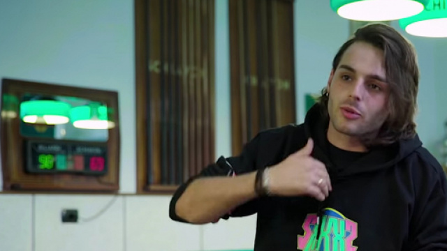 Ernia durante l'intervista per Noisey